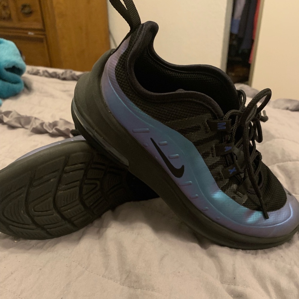 Boys Nike Air Max Axis size 1 Y